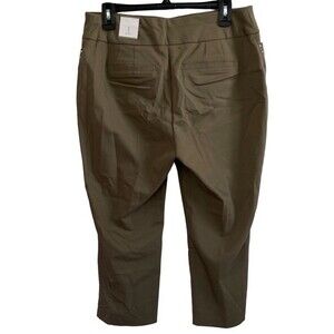 NWT Chico’s Cropped Pants Capri Size Medium‎ 8 ( Chico’ Size 1 ) Taupe